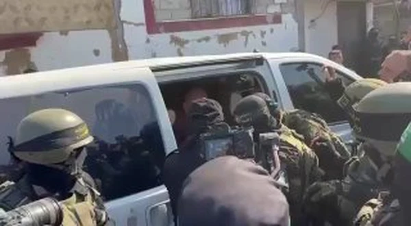 Hamas and Hundreds of Gazan Civilians Parade Elderly Israeli Hostage Through the Streets in White Van